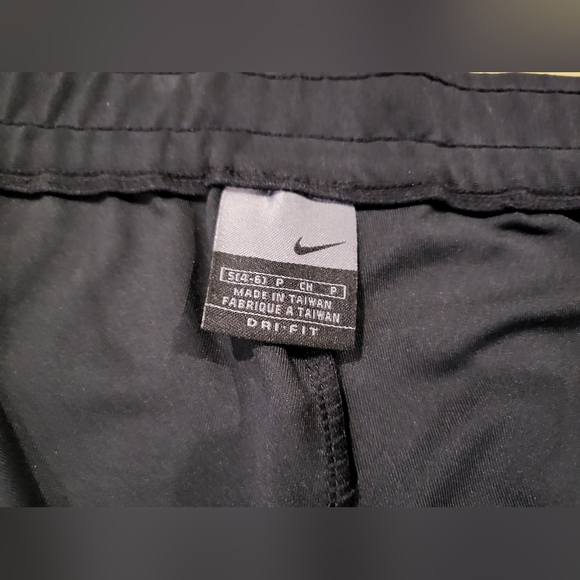 🖤 SOLD ON DEPOP 🖤Nike High Rise Zip Front Small Zip Pocket Straight Pant - Picture 6 of 10